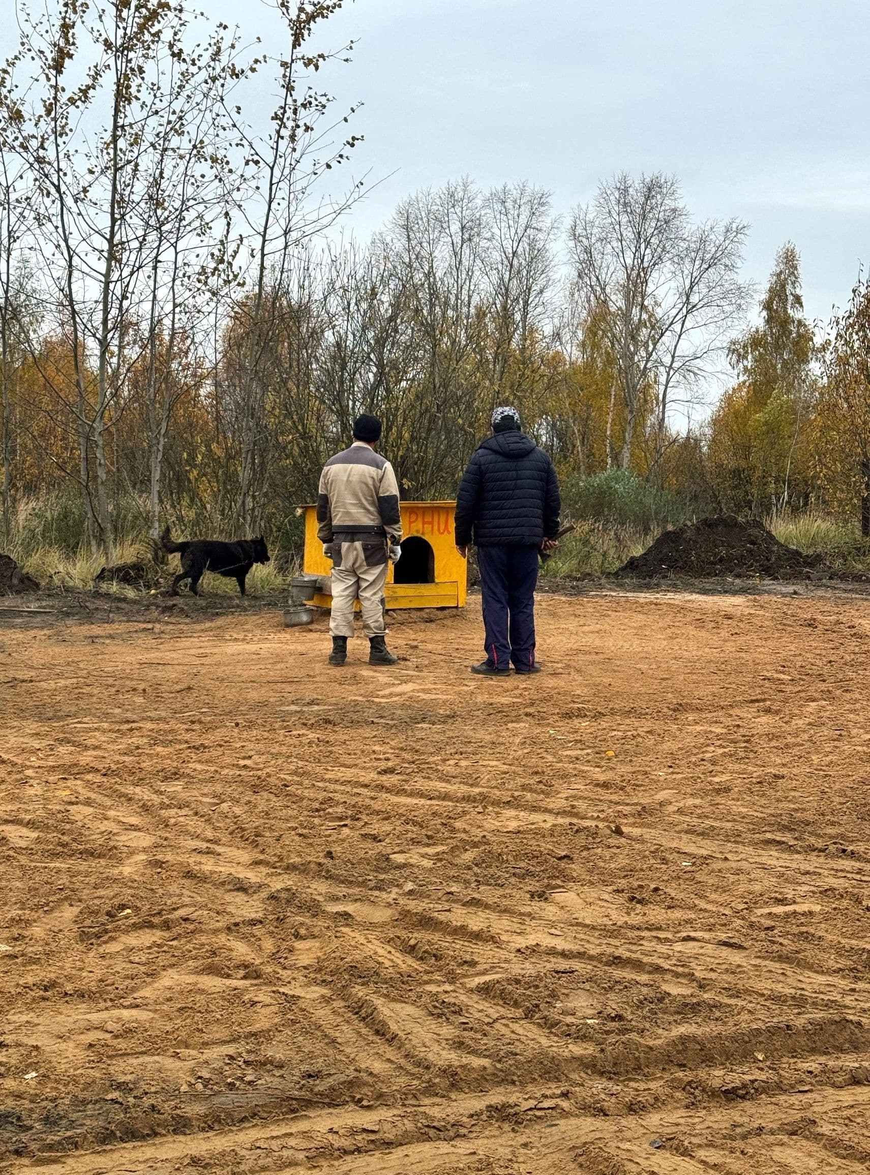 В выходные в "Светлом" волонтеры-мужчины выравнивали привезенный песок на площадке, где стоят уличные будки. Раньше в…