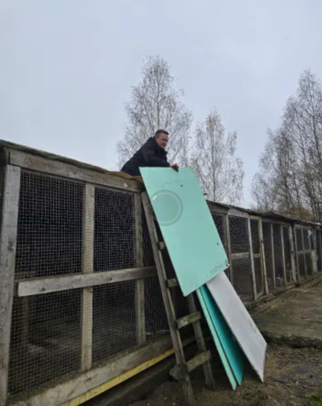 Волонтеры продолжают помогать нам подготовиться к зиме. Мужчины утеплили еще несколько будок и отремонтировали…