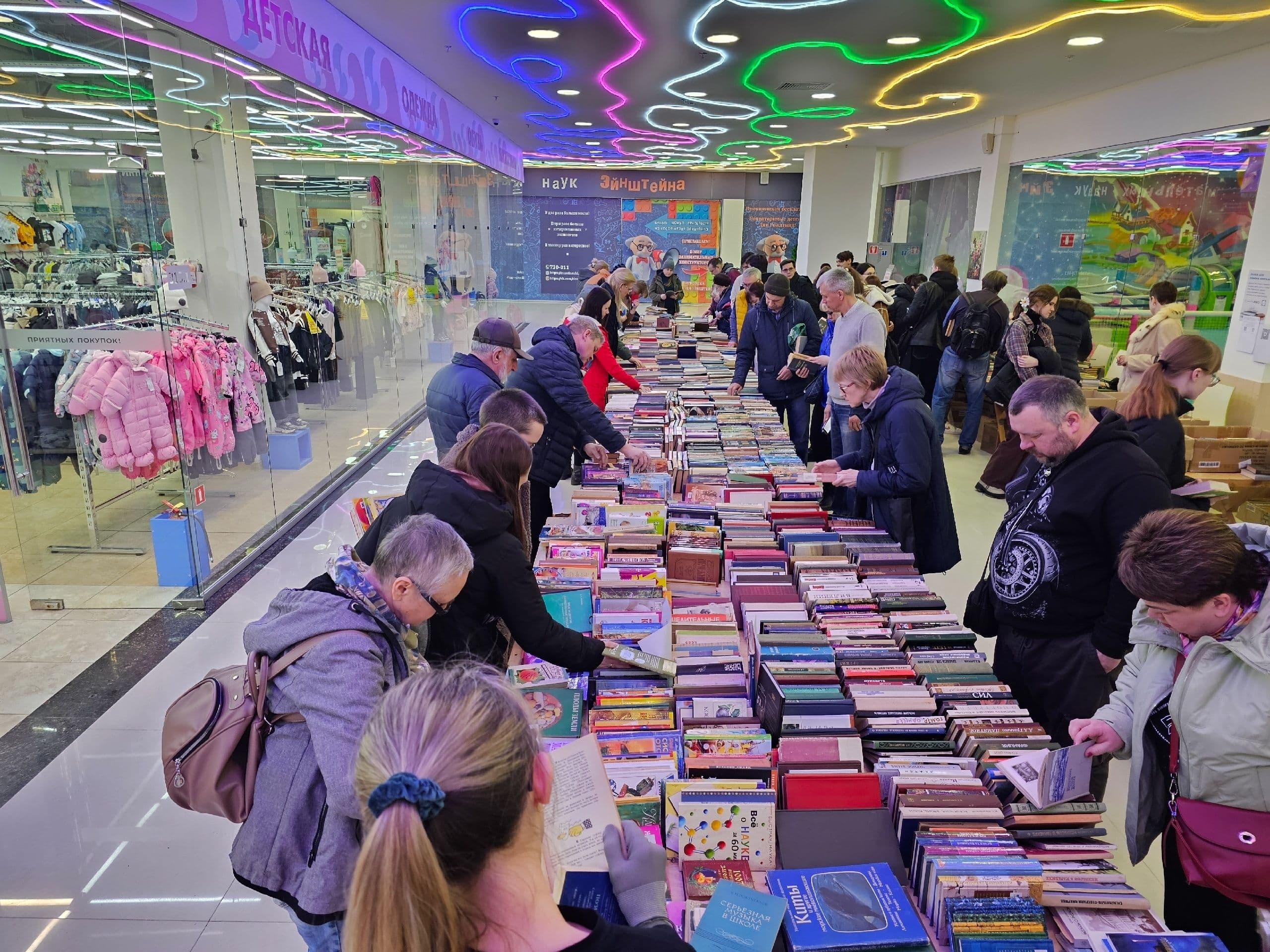 Приглашаем всех в это воскресенье, 25 октября, на благотворительную книжную ярмарку "Читай в поддержку животных".