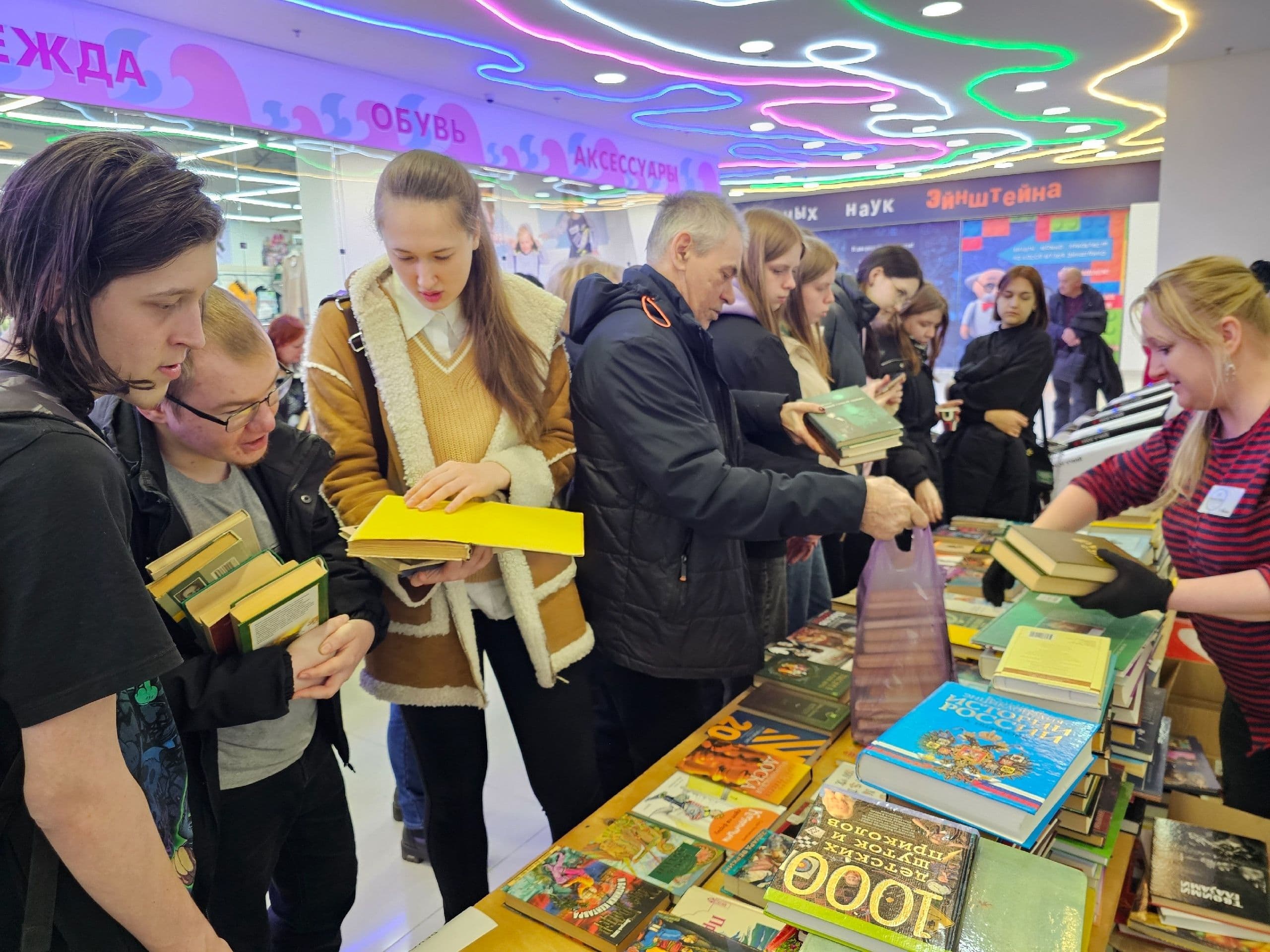 Приглашаем всех в это воскресенье, 25 октября, на благотворительную книжную ярмарку "Читай в поддержку животных".