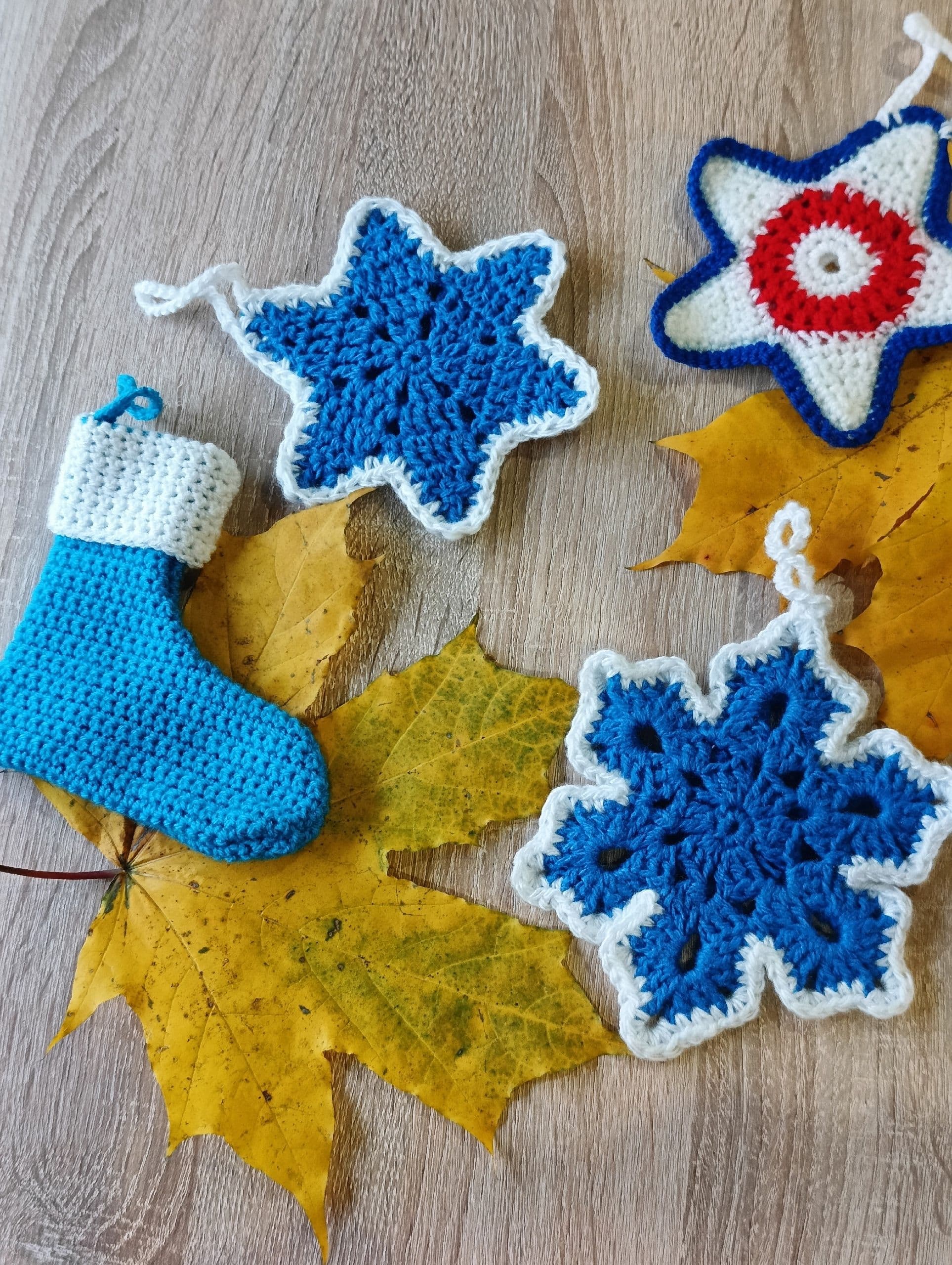 Сделано с любовью и заботой 💛 Вот такие вязаные сувениры ручной работы будут на благотворительной книжной ярмарке…