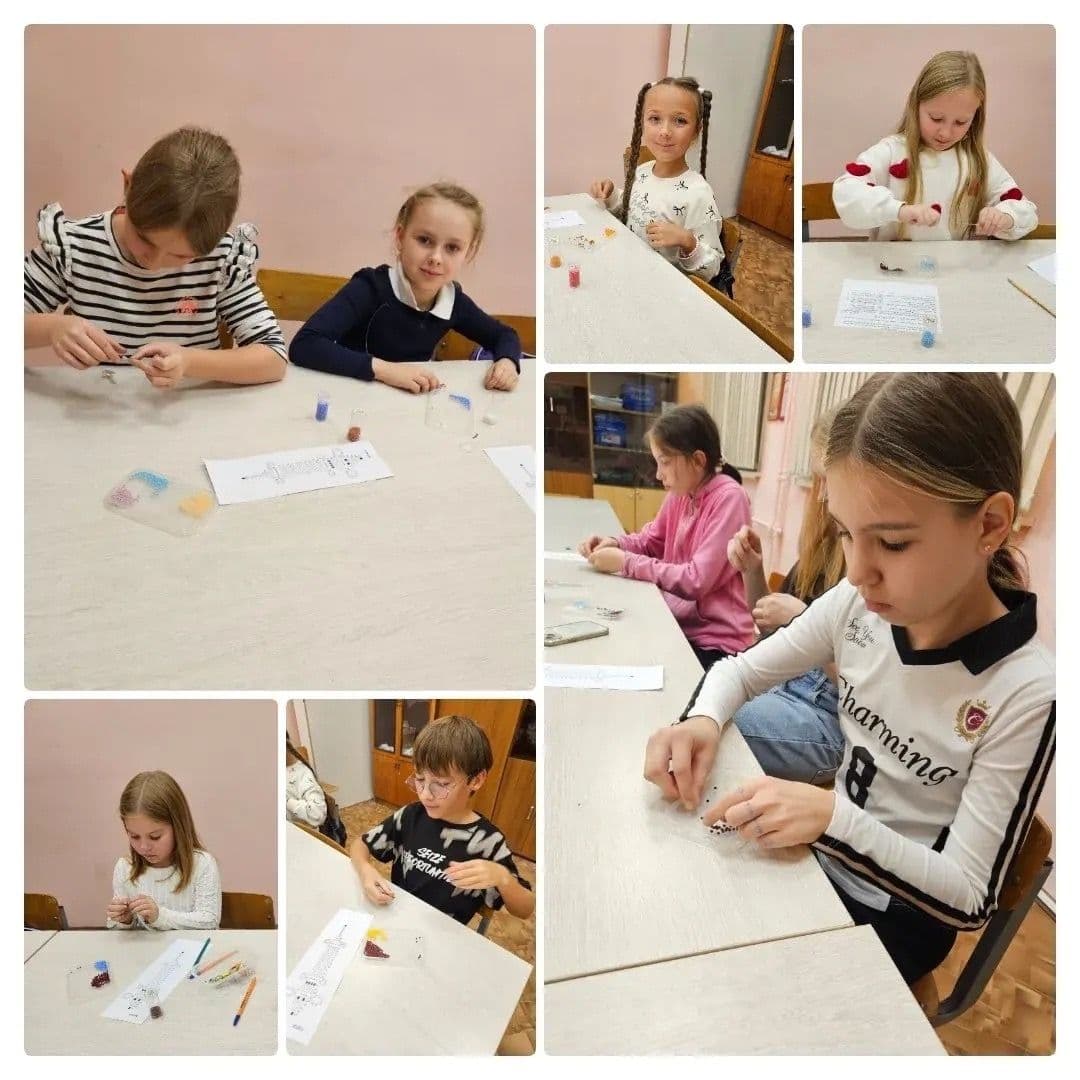Сделано с любовью и заботой 💛 Вот такие вязаные сувениры ручной работы будут на благотворительной книжной ярмарке…