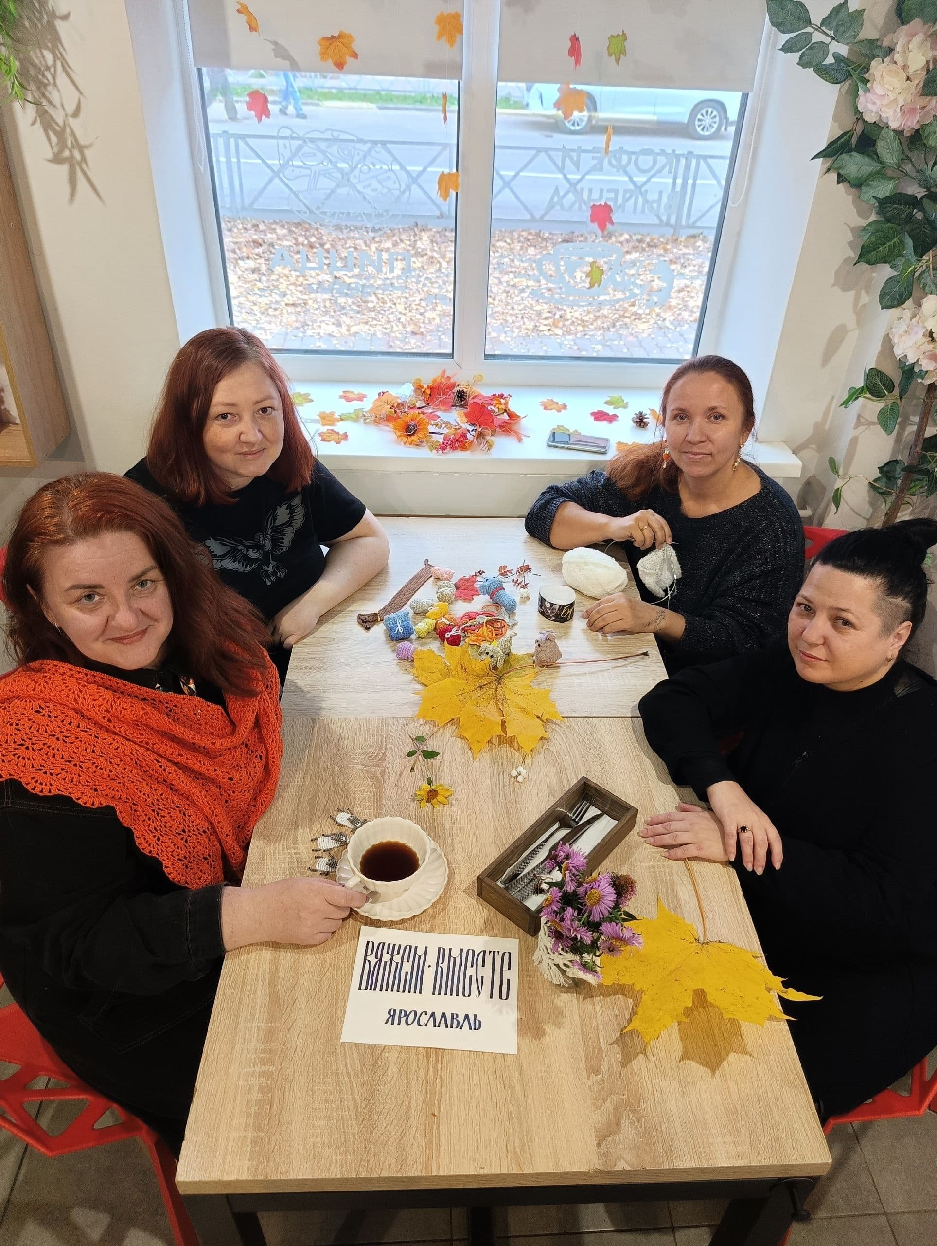Сделано с любовью и заботой 💛 Вот такие вязаные сувениры ручной работы будут на благотворительной книжной ярмарке…