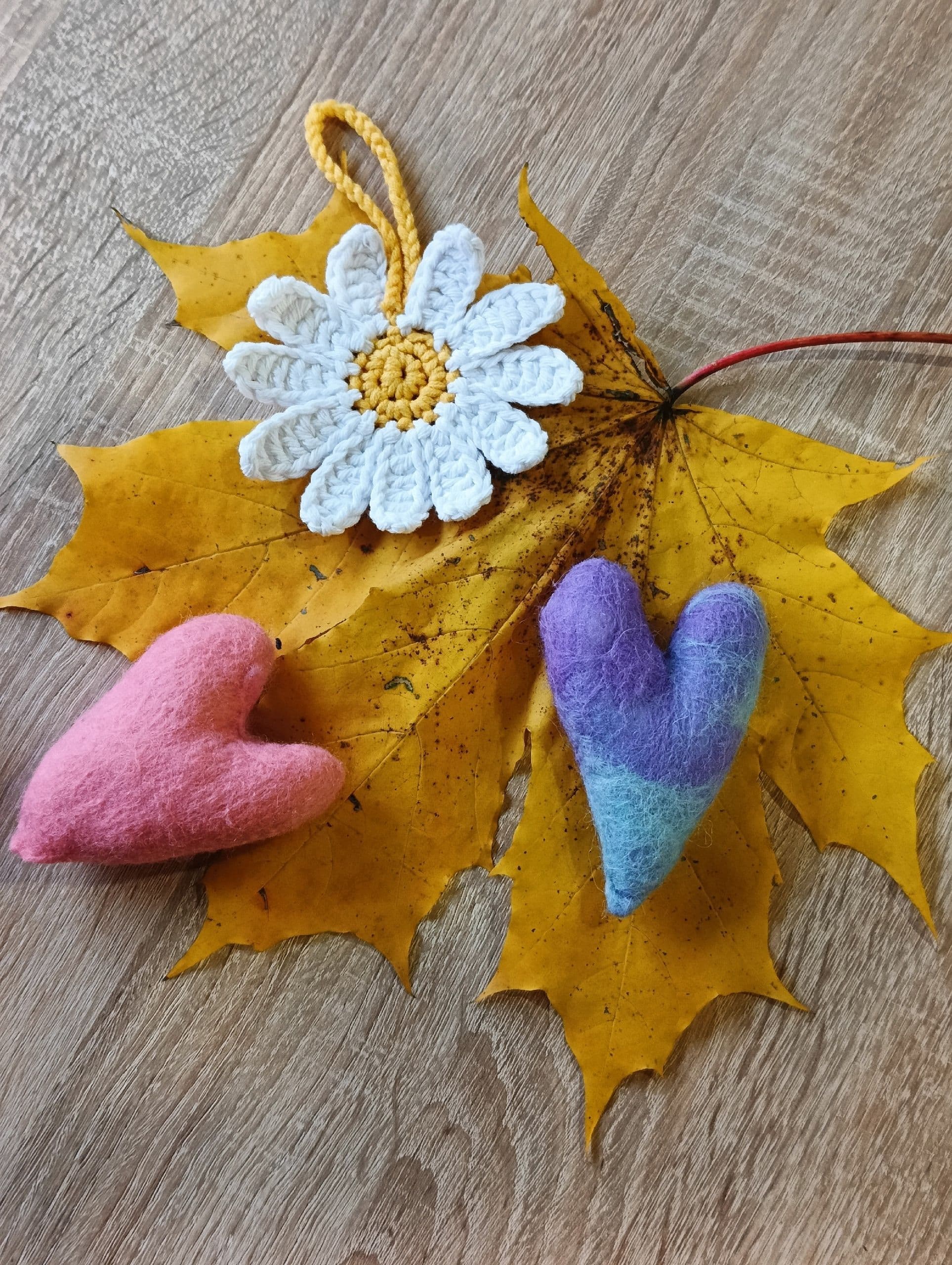 Сделано с любовью и заботой 💛 Вот такие вязаные сувениры ручной работы будут на благотворительной книжной ярмарке…
